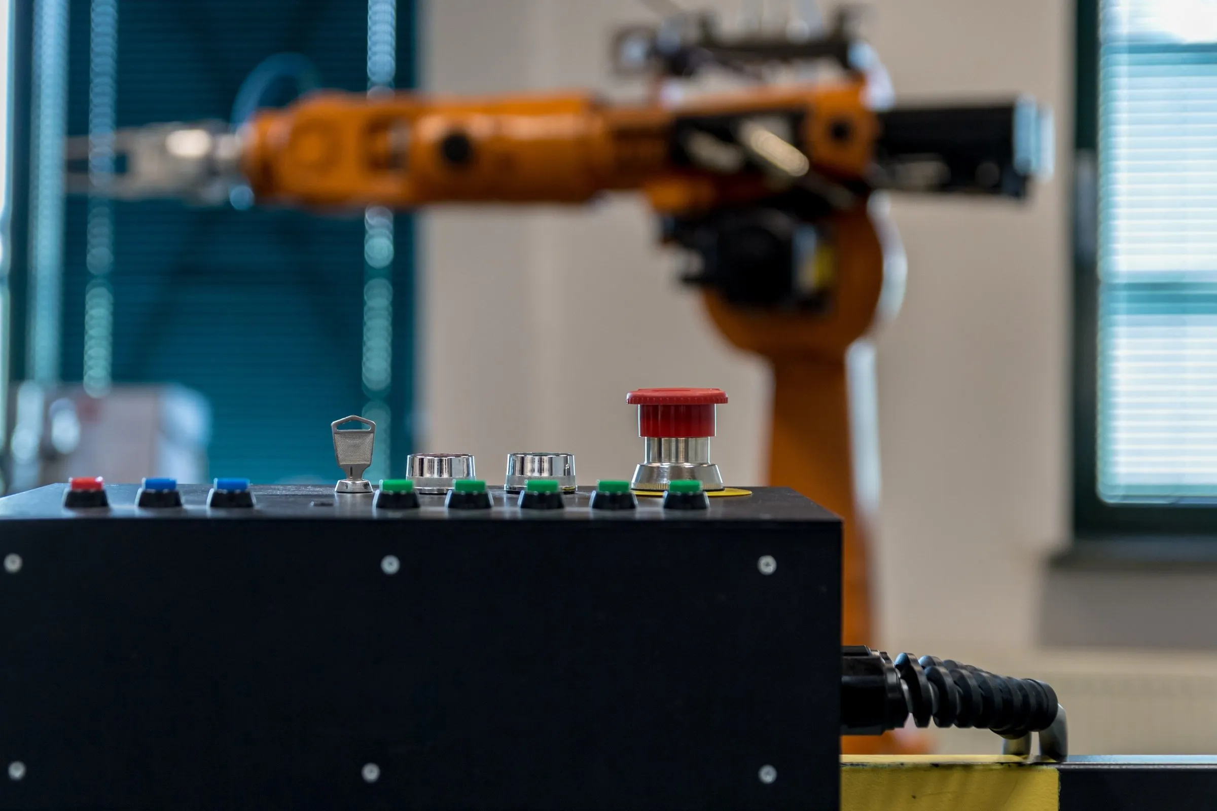 Industrieroboter in einer automatisierten Fertigung
