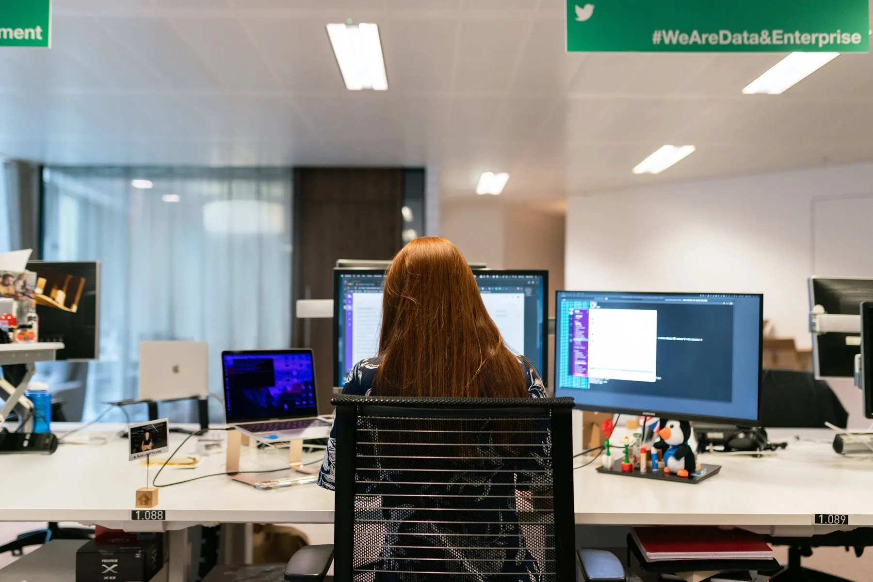 Arbeitsplatz mit mehreren Bildschirmen