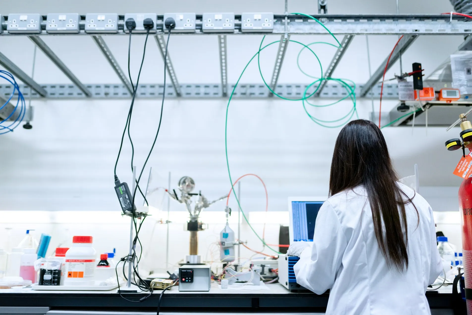 Laborantin an einem Messplatz im Analytiklabor