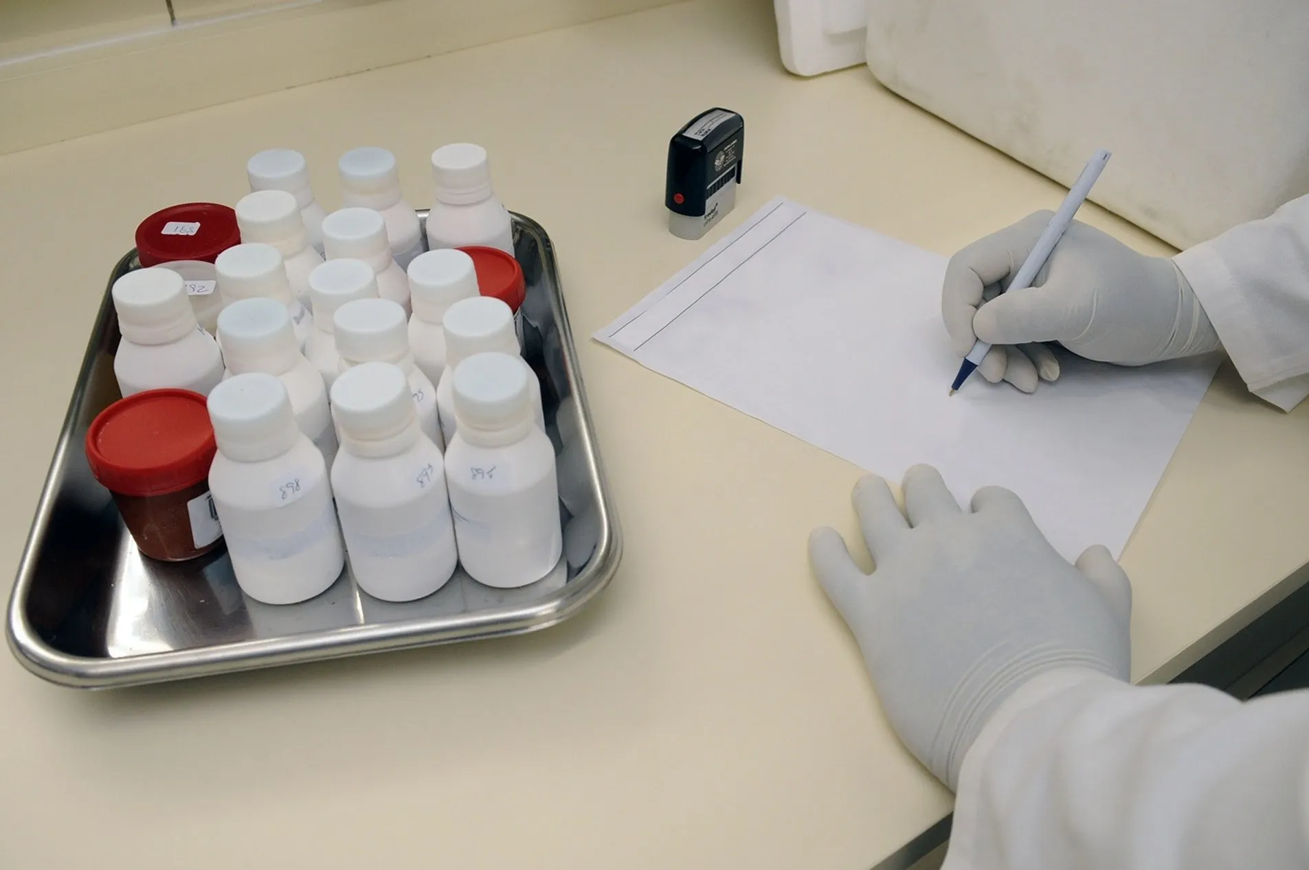 Probenflaschen neben einem Protokoll